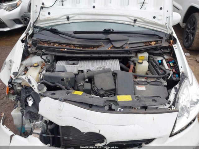 Toyota Prius Four Image 9