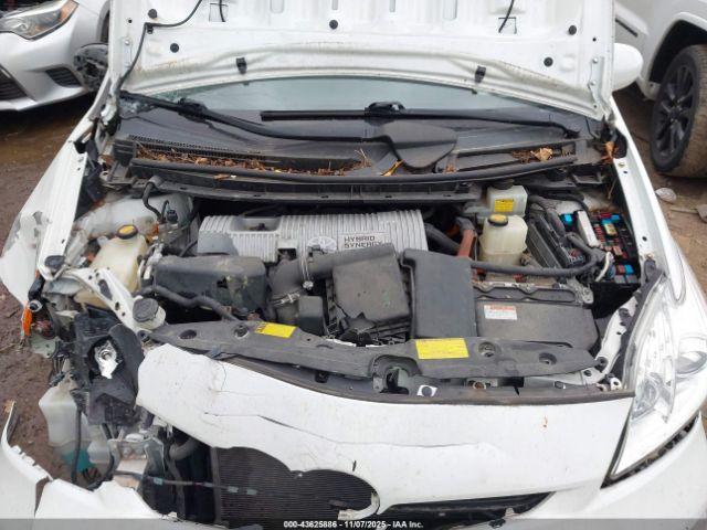 Toyota Prius Four Image 9