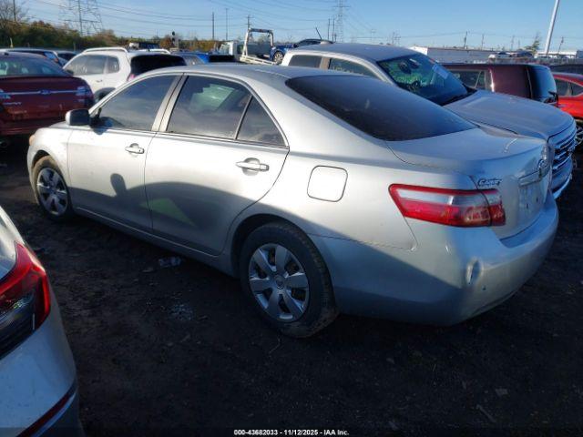 Toyota Camry Le Image 11