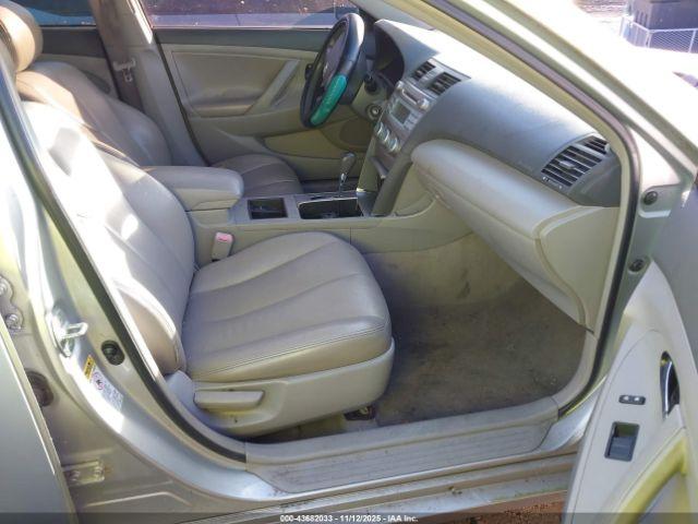 Toyota Camry Le Image 2