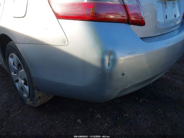 Toyota Camry Le Image 4