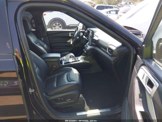 Ford Explorer Platinum Image 13