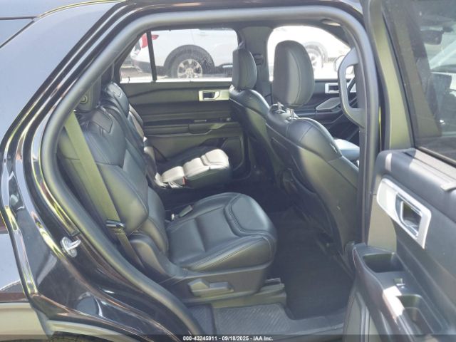 Ford Explorer Platinum Image 2