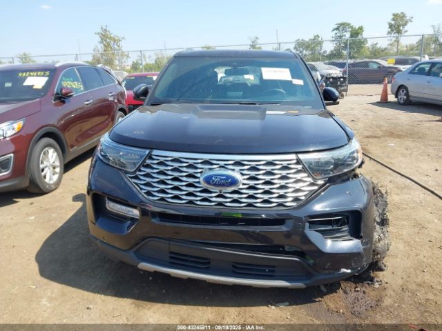 Ford Explorer Platinum Image 16