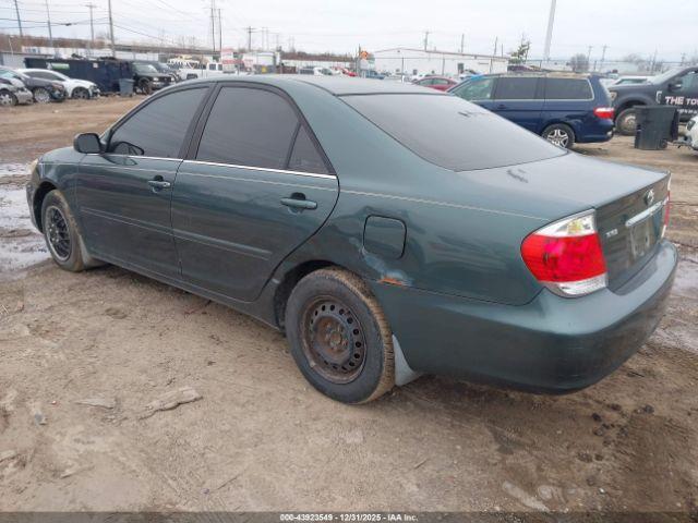 Toyota Camry Le Image 12