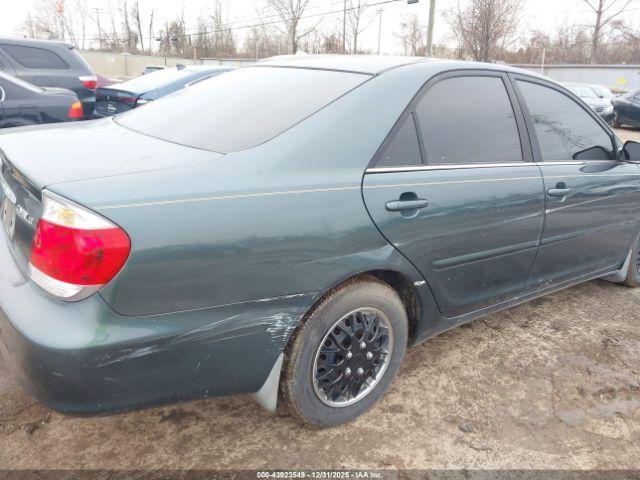 Toyota Camry Le Image 3