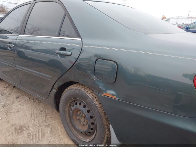 Toyota Camry Le Image 4