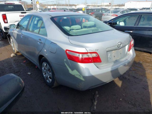 Toyota Camry Le Image 4