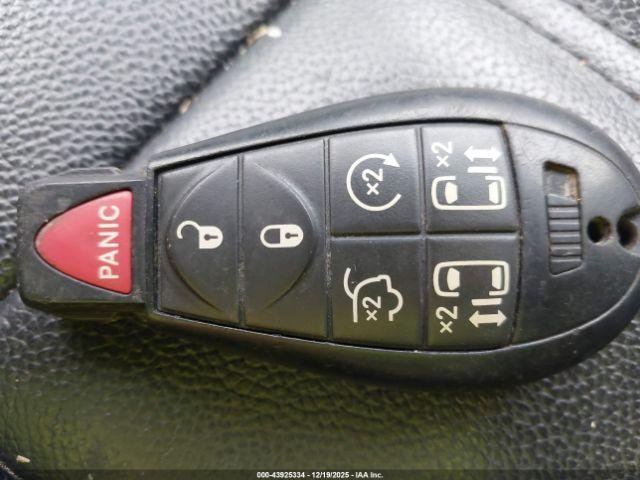 Chrysler Town & Country Touring Image 8