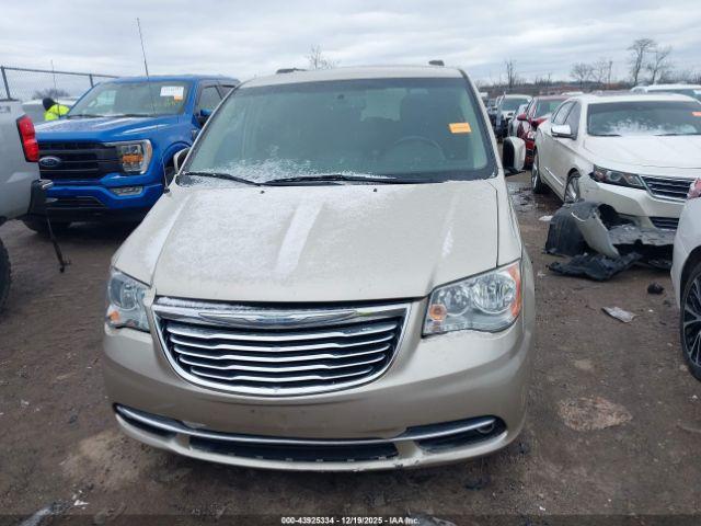 Chrysler Town & Country Touring Image 12