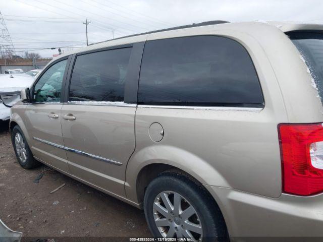 Chrysler Town & Country Touring Image 7