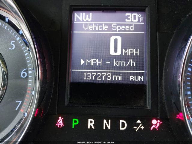 Chrysler Town & Country Touring Image 9