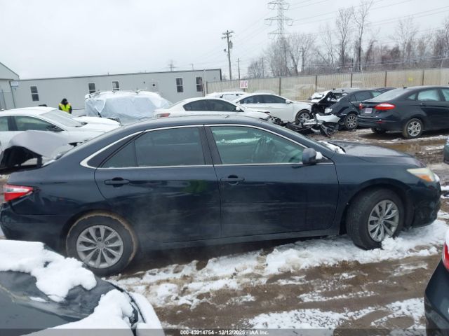 Toyota Camry Le Image 9