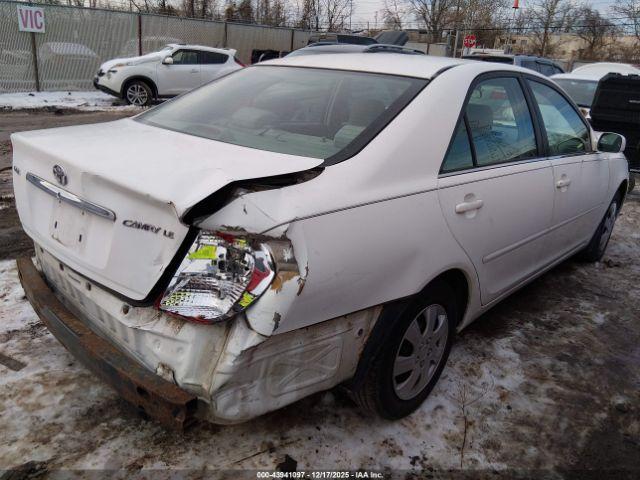 Toyota Camry Le Image 5