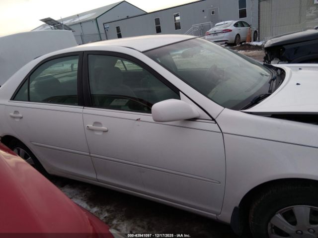 Toyota Camry Le Image 11