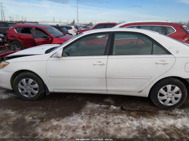 Toyota Camry Le Image 10