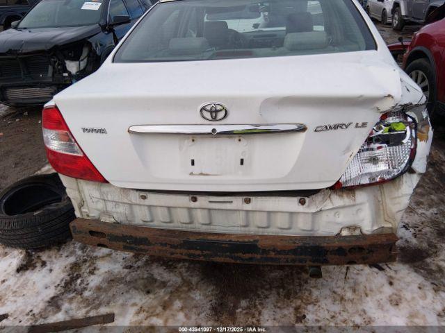 Toyota Camry Le Image 8