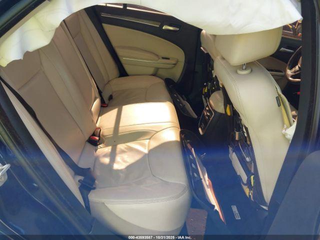 Chrysler 300 Limited Image 4