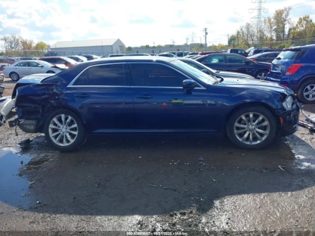 Chrysler 300 Limited Image 12