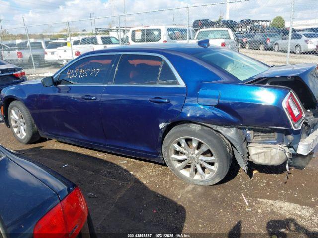 Chrysler 300 Limited Image 13