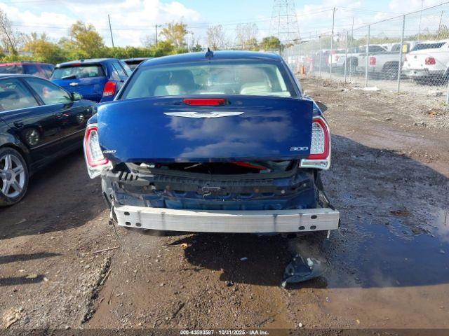 Chrysler 300 Limited Image 10