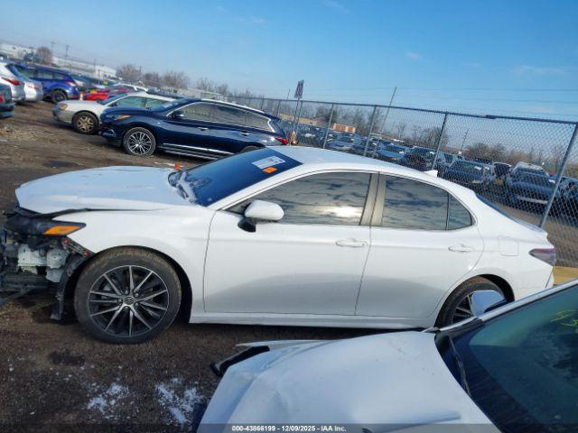 Toyota Camry Se Image 16